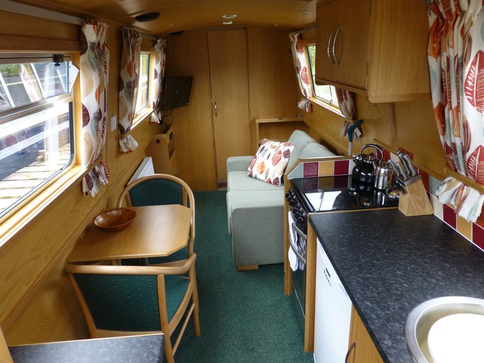  Explorer 2 Saloon 